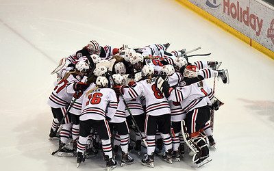 Women’s hockey holds on for a split vs St. Thomas